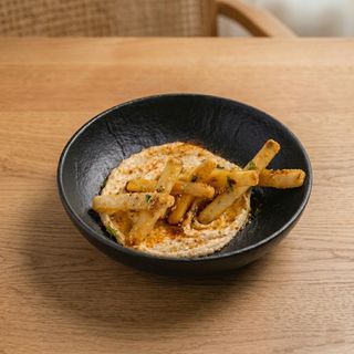 Berenjena en tempura con hummus de garbanzo y miel