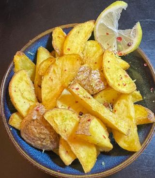 Patatine artigianali fritte servite con paprika