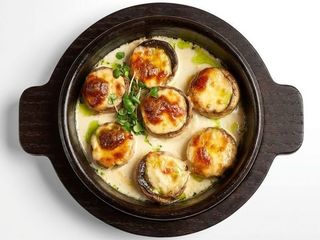 Запечені печериці з сулугуні на кеці (200g)