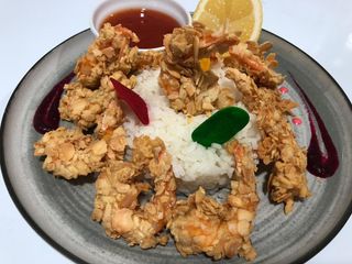 Black Tiger in crusta de migdale si orez basmati