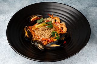 Рисова локшина з морепродуктами в пікантному соусі (340г)