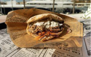 Kebab De Jugoso Pollo En Pan De Pita Y Salsa De Yogur