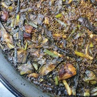 Arroz de alcachofas, costillas, panceta y ajos tiernos. El de km0 "Sin gluten"