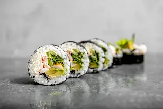 Futomaki krewetka z avocado i ogórkiem 6 szt.