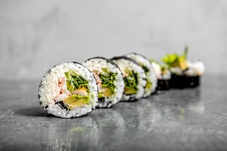 Futomaki krewetka z avocado i ogórkiem 6 szt.