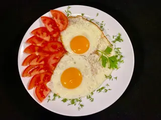 Яєчня з овочами (200г)