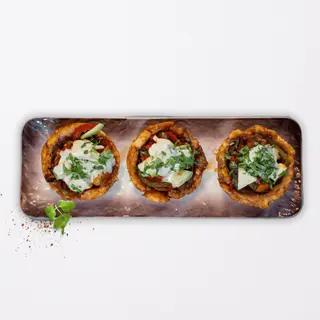 Cestas De Plátano Macho Rellenas De Camarón Y Verduras