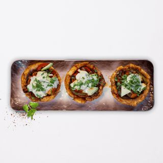 Cestas De Plátano Macho Rellenas De Camarón Y Verduras