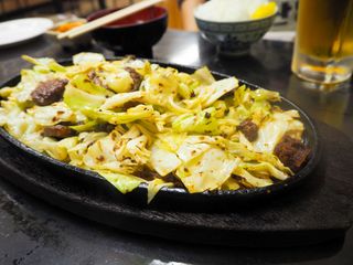 Зеле с наденица