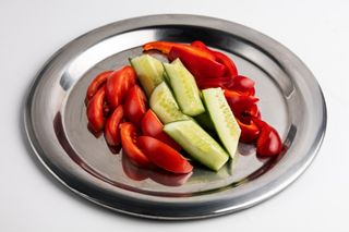 Sałatka warzywna z ogórkiem i pomidorem