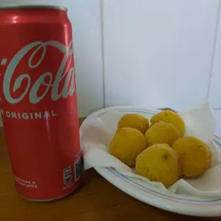 6 mini bolinhas de queijo (fritas na hora) + coca cola 330ml