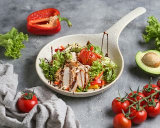 Հավով և ավոկադոյով աղցան