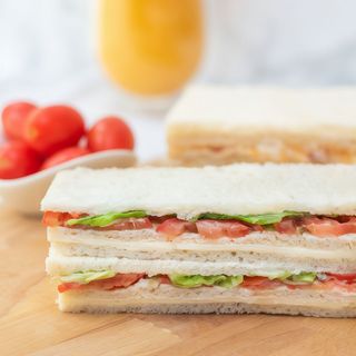 Sándwich de miga + café