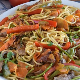 TALLARINES CON CARNE Y VERDURAS