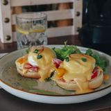 Jaja Benedict sa slaninom i šunkom