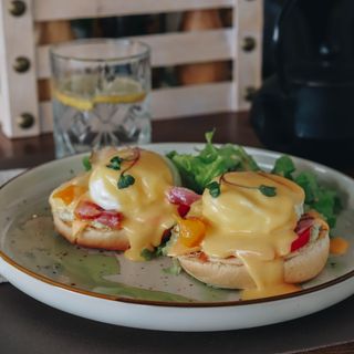 Jaja Benedict sa slaninom i šunkom