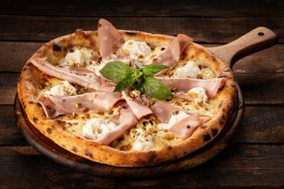 Пулия с мортадела и страчатела - голяма