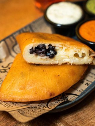 Empanada de Frijoles y Queso
