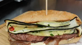Panino hamburger, bacon e verdura