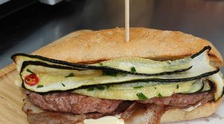 Panino hamburger, bacon e verdura