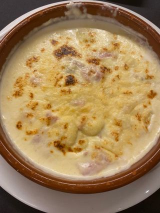 Gnocchis Duomo. Salsa Gorgonzola, Mozzarella, Parmigiano 