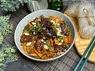 Скляна локшина Сомен з телятиною та соусом Манго-чілі (400g)