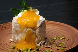 Меренговый рулет с манго