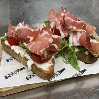 Bruschetta con squacquerone, pomodoro e prosciutto crudo