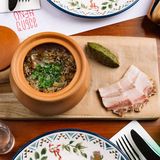 ლობიო ქოთანში რაჭული ლორითა და მწვანე აჯიკით