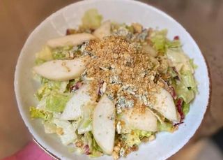 Микс от свежи салати с круша синьо сирене и карамелизирани орехи(400г)