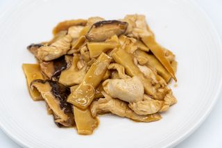 99 Pollo con bambù e funghi