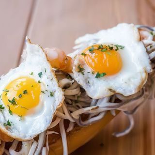 Huevos fritos y gulas con langostinos al ajillo