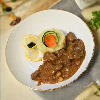 Gulas de urs carpatin