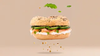 Bajgiel proteinowy z łososiem wędzonym