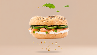 Bajgiel z łososiem wędzonym