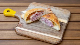 Empanada sunca si cascaval