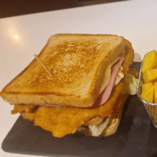 Sándwich De Pollo Con Patatas