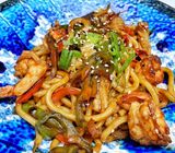 Tallarines Udon con Gambas y Vegetales