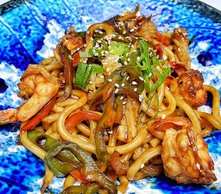 Tallarines Udon con Gambas y Vegetales
