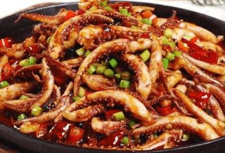 香辣鱿鱼须Patas de calamares salteadas con cebolleta y chili 