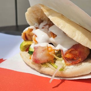 Піта з креветками в беконі