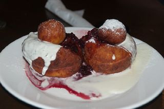 Papanasi cu dulceata de visine si smantana