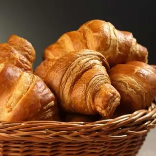 Croissants relleno de pollo, jamón serrano y queso brie