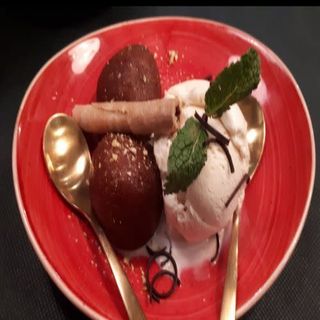 Gulab Jamun Con Helado