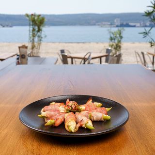 Гриловани пикантни чушлета с пушен бекон (150г)