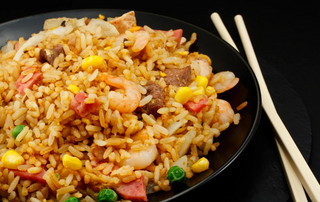 Riso saltato con salsiccia cinese