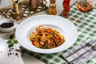 Tăiţei chinezeşti cu pui