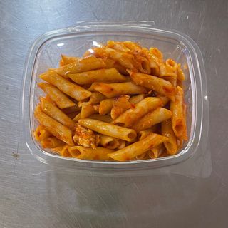 1/2 Ración macarrones con tomate y pollo
