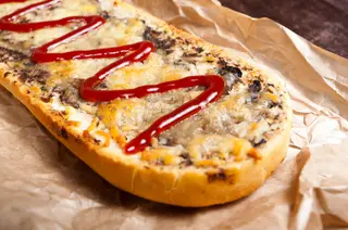 Zapiekanka z Salami i Papryczkami Jalapeno