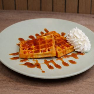 Waffle sa džemom i voćnim topingom